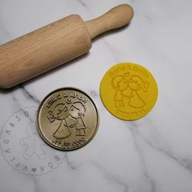Esküvői pár csókolózik, kerek süteménykiszúró