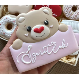 Maci táblával  körvonal sütikiszúró (Díszítés: instagram.com/fairyberrysweets)