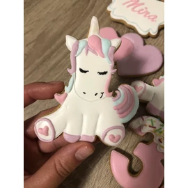 Unikornis körvonal sütikiszúró (Díszítés: instagram.com/fairyberrysweets)
