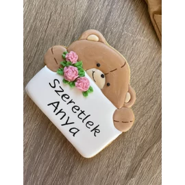 Maci táblával körvonal sütikiszúró (Díszítés: instagram.com/fairyberrysweets/)