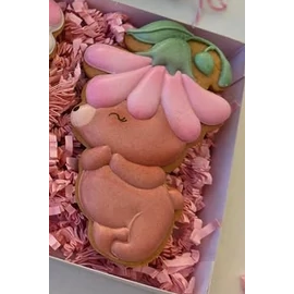 Maci margarétasapiban körvonal sütikiszúró (Díszítés: Bedő Babett)