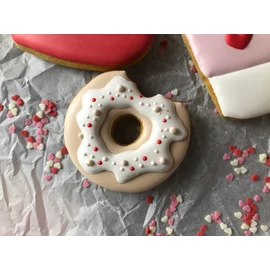 Fánk harapással sütikiszúró (Díszítés: instagram.com/fairyberrysweets)