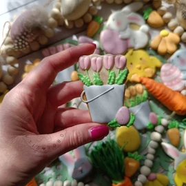 Tulipánok vödörben tojással körvonal sütikiszúró