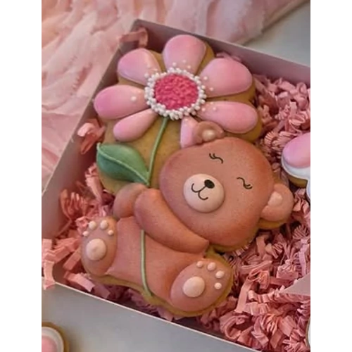 Maci ül margarétaszállal körvonal sütikiszúró (Díszítés: Bedő Babett)