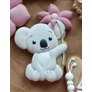 Kép 1/2 - Koala virágszállal körvonal sütikiszúró - Mesi Mézi Design