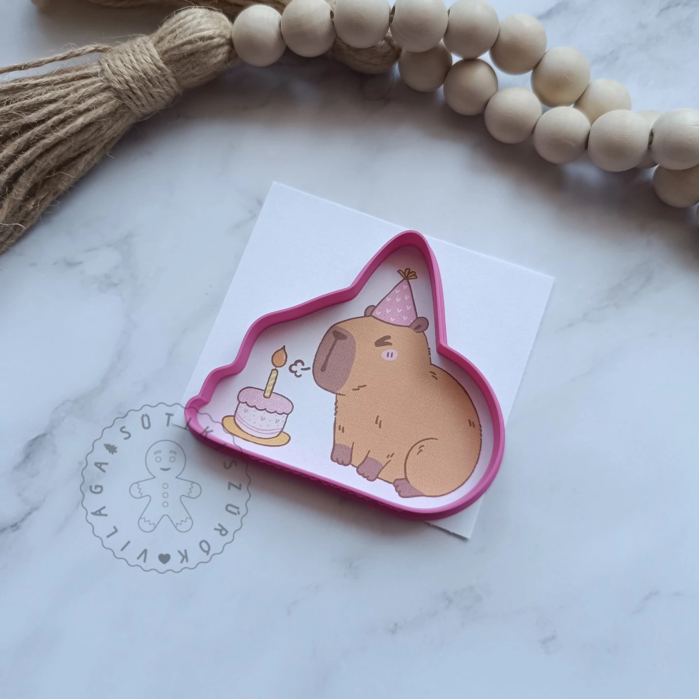 Capybara tortán gyertyát fúj körvonal sütikiszúró
